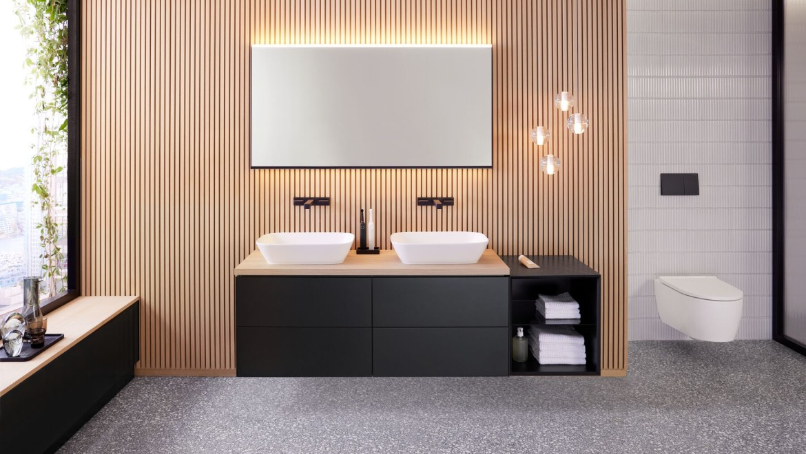 Geberit ONE v kombinaciji z Geberit Option Plus Square 135 cm v črni mat barvi. (© Geberit)