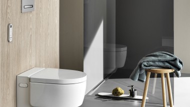 Tuš WC Geberit AquaClean Mera Comfort z daljinskim upravljalnikom in aktivirna tipka Sigma50 (© Geberit)