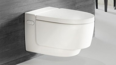 Geberit AquaClean Mera v beli barvi z daljinskim upravljalnikom Sigma70