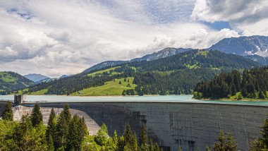 Pogled na zimsko pokrajino v regiji Grimsel z vrha (© Kraftwerke Oberhasli AG)