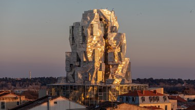 Posebno prevlečene aluminijaste plošče na fasadi stolpa odbijajo svetlobo večernega sonca in ustvarjajo skoraj nadnaravno vzdušje (© Adrian Deweerdt, Arles)