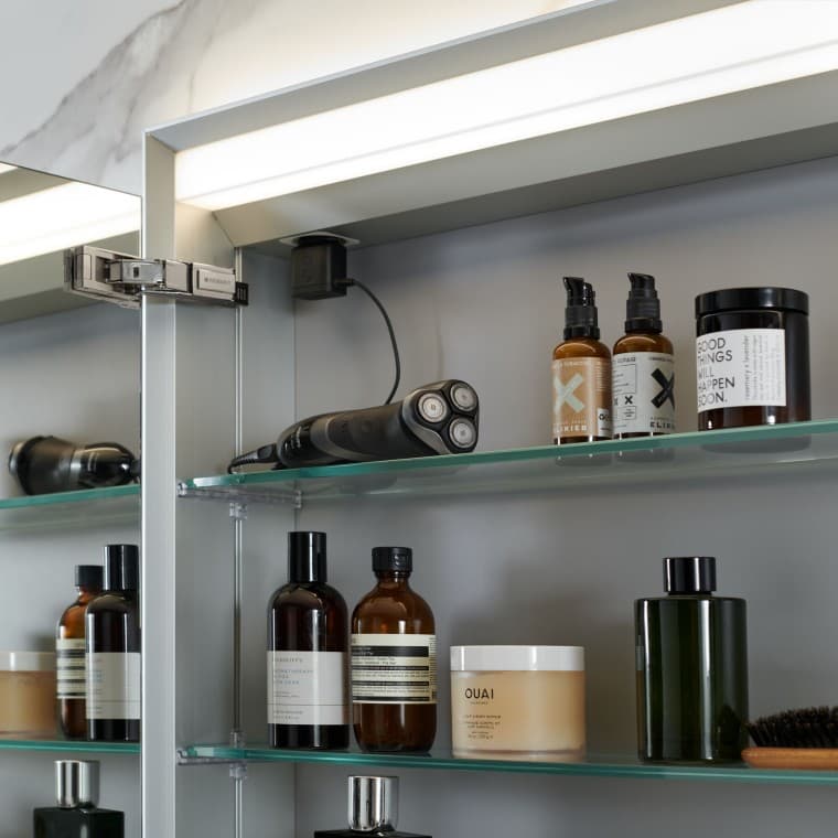 Geberit ONE prostor za shranjevanje v omarici z ogledalom Geberit ONE prostor za shranjevanje v omarici z ogledalom