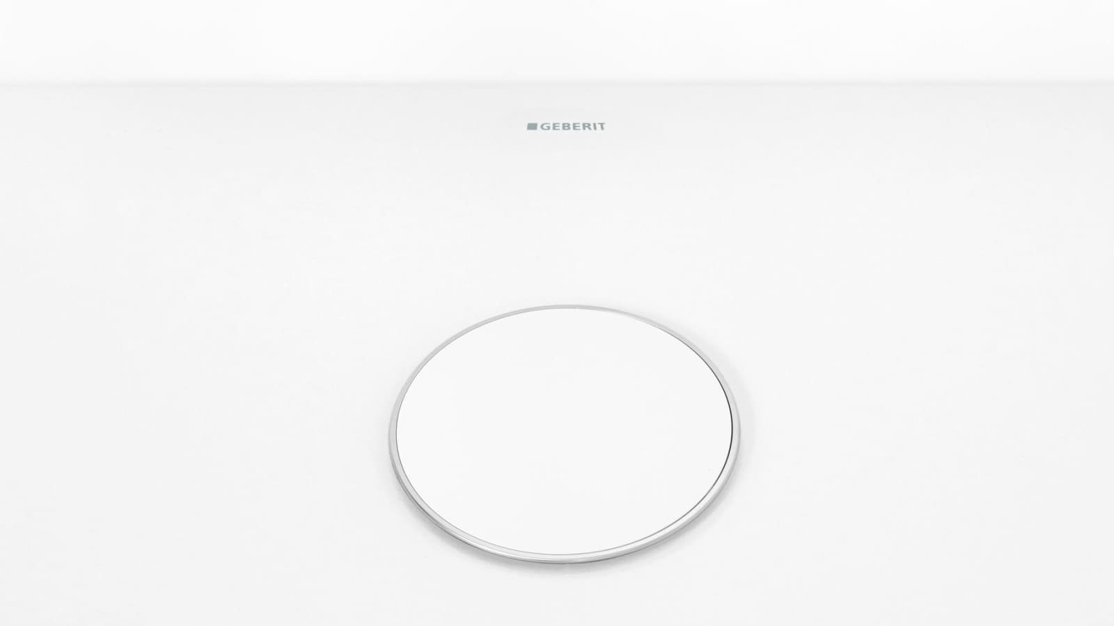 Pokrov odtoka v beli barvi z diskretnim kromiranim robom Pokrov odtoka v beli barvi z diskretnim kromiranim robom