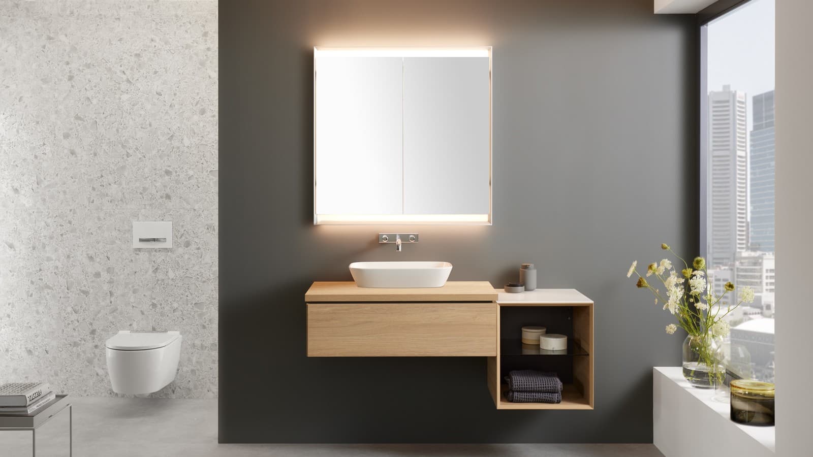 Kopalnica Geberit ONE z omarico z ogledalom (© Geberit) Kopalnica Geberit ONE z omarico z ogledalom (© Geberit)