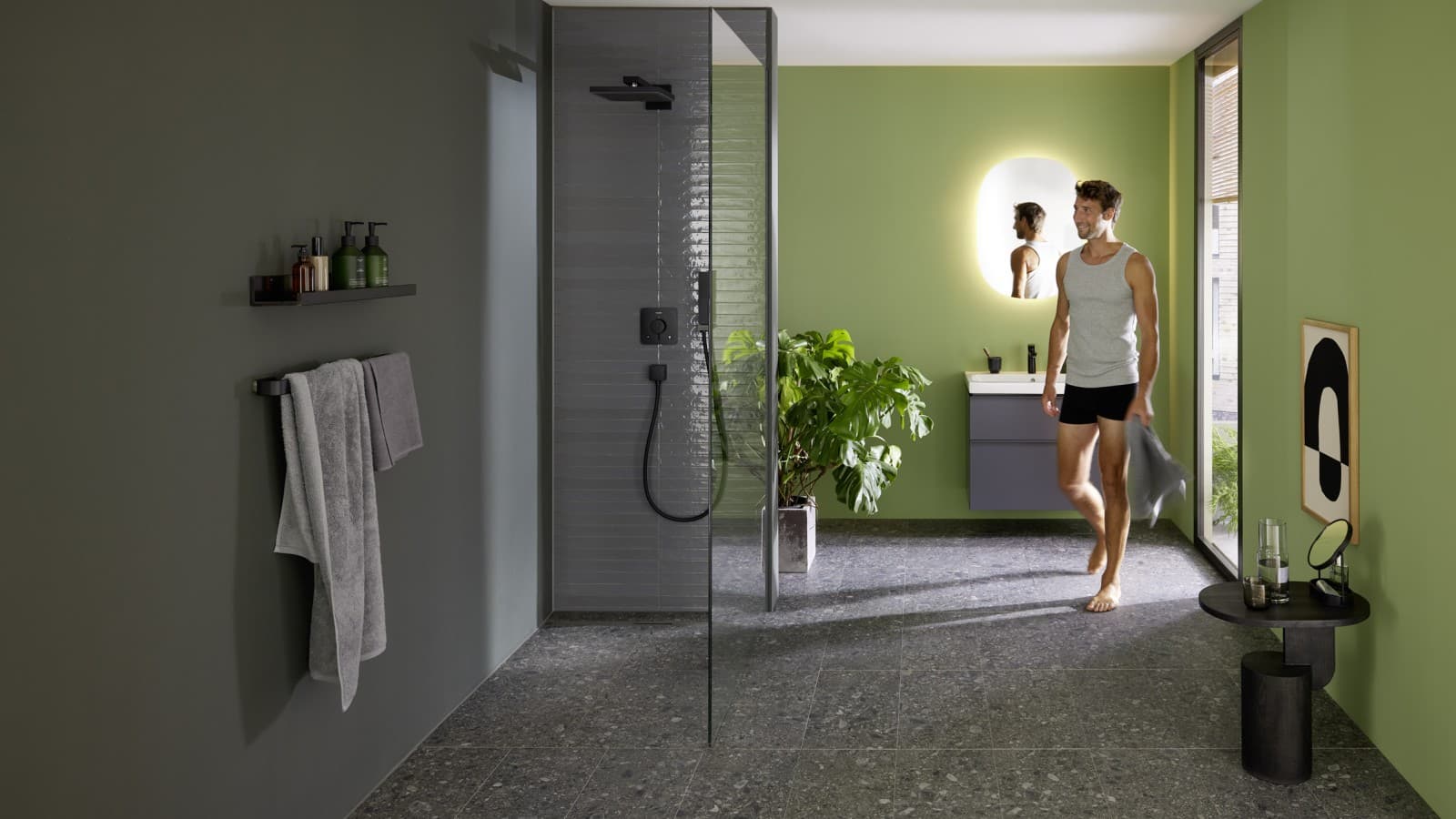 Oseba v kopalnici z Geberit CleanLine30