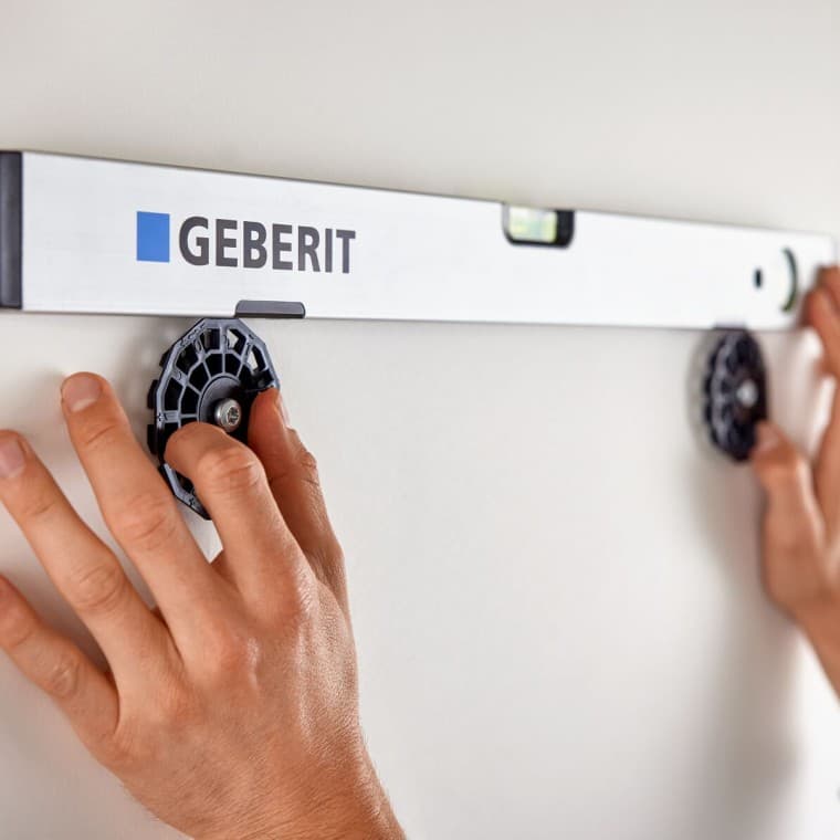 Namestitev ogledala Geberit Option(© Geberit) Namestitev ogledala Geberit Option(© Geberit)