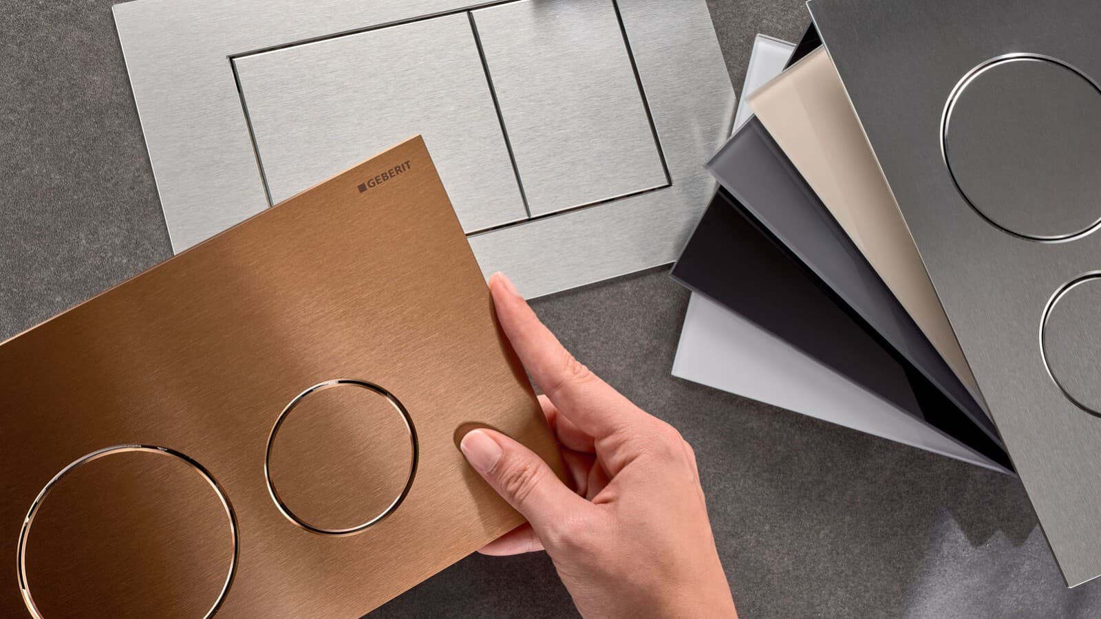Geberit Sigma40 v različnih površinah in oblikah gumbov. Geberit Sigma40 v različnih površinah in oblikah gumbov.