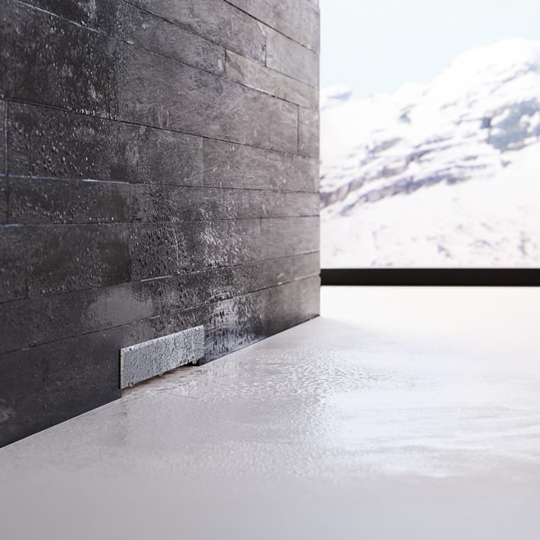 Stenski odtok Geberit v črni opečni steni Stenski odtok Geberit v črni opečni steni