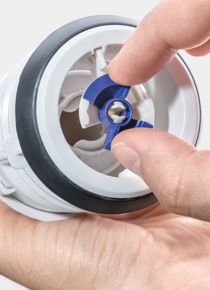 Splakovalni ventil v splakovalniku Geberit je enostaven za čiščenje (© Geberit) Splakovalni ventil v splakovalniku Geberit je enostaven za čiščenje (© Geberit)