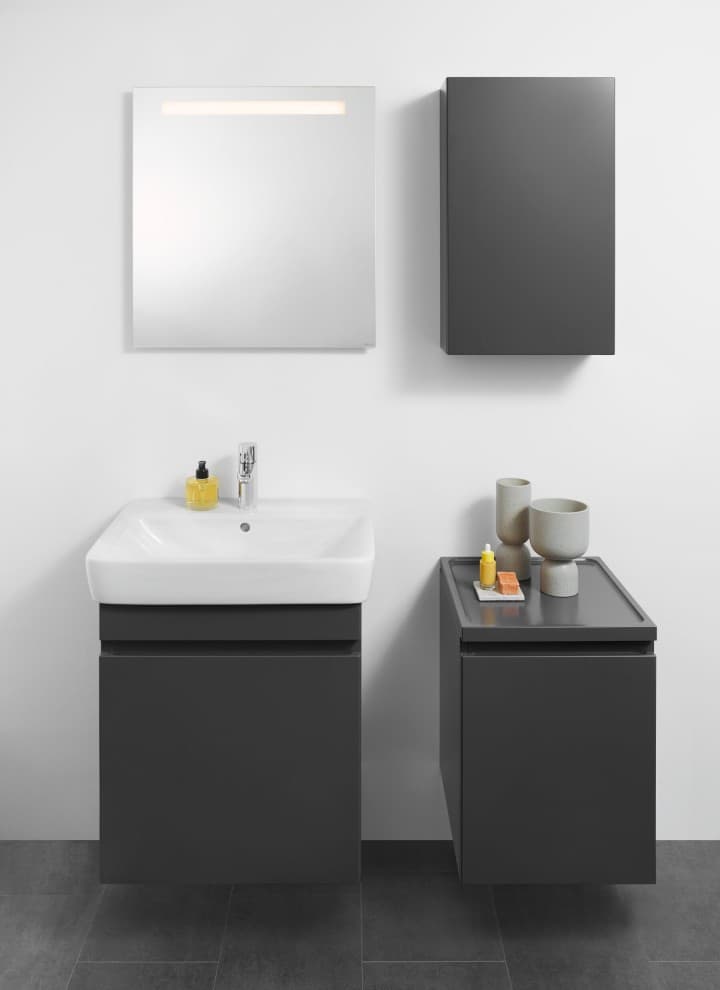 Option Basic ogledalo 60 cm v kombinaciji s serijo kopalnic Renova (© Geberit) Option Basic ogledalo 60 cm v kombinaciji s serijo kopalnic Renova (© Geberit)