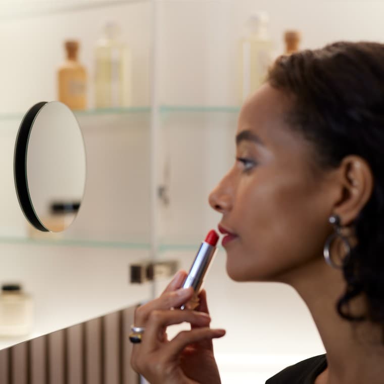 Ženska se liči v ogledalu Ženska se liči v ogledalu