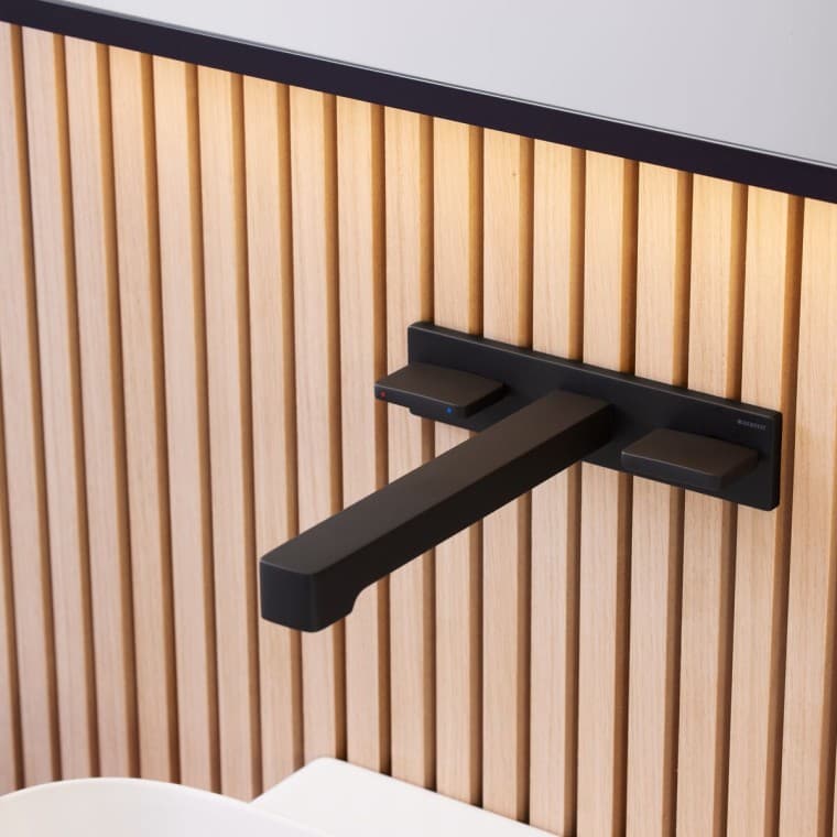 Oglata stenska armatura Geberit ONE v črni mat barvi Oglata stenska armatura Geberit ONE v črni mat barvi