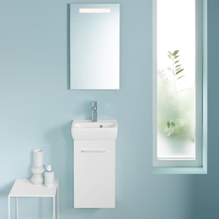 Majhna kopalnica za goste z umivalnikom Selnova in stensko WC školjko Majhna kopalnica za goste z umivalnikom Selnova in stensko WC školjko