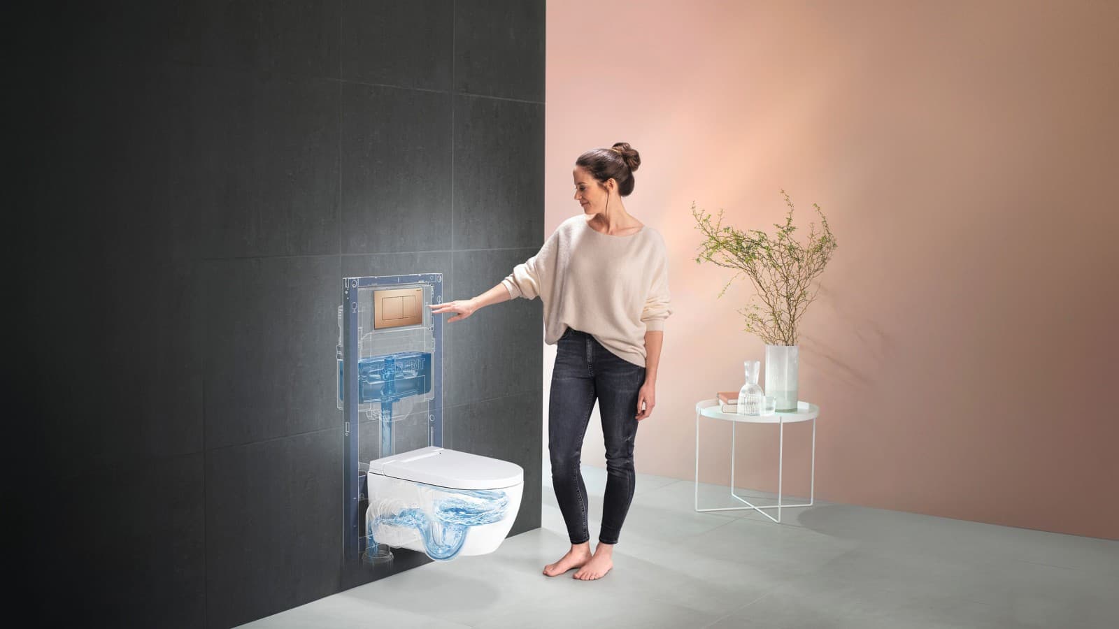 Oseba ob Geberit AquaClean Alba s tehnologijo Geberit TurboFlush