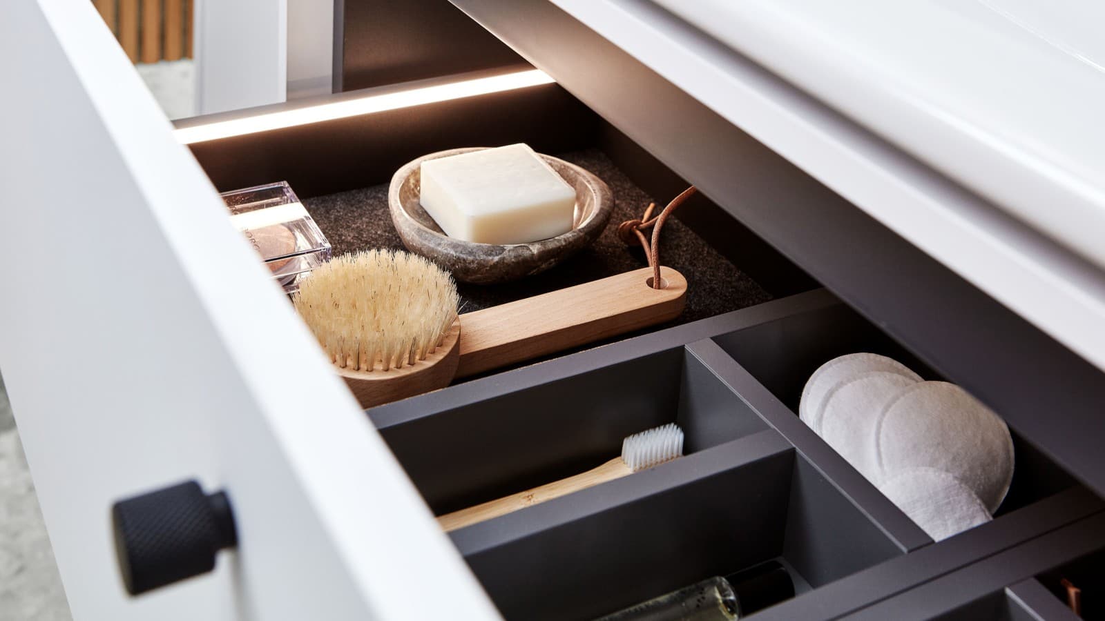 Odprta omarica pod umivalnikom Odprta omarica pod umivalnikom