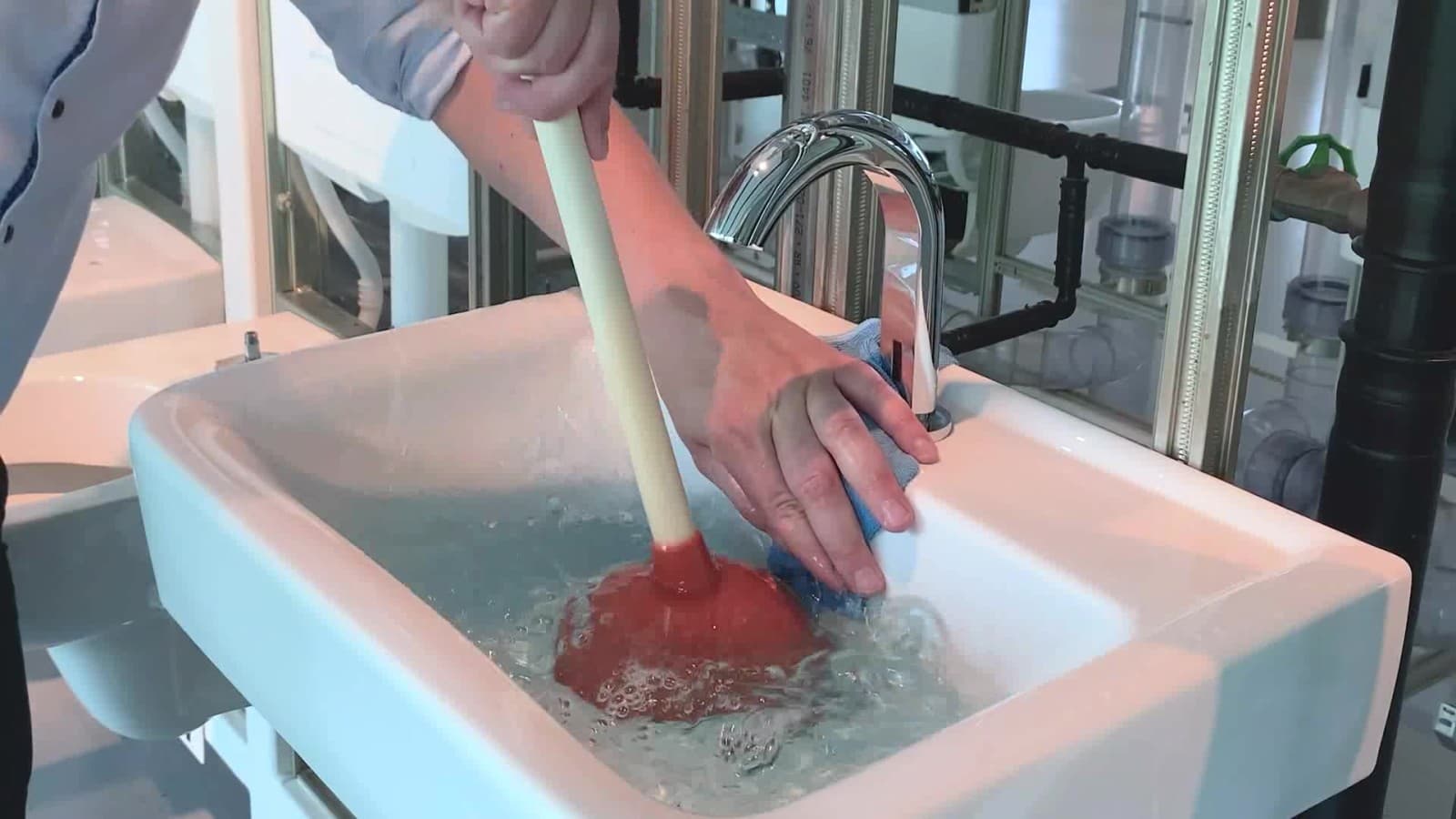 Premikajte odmaševalec gor in dol Premikajte odmaševalec gor in dol