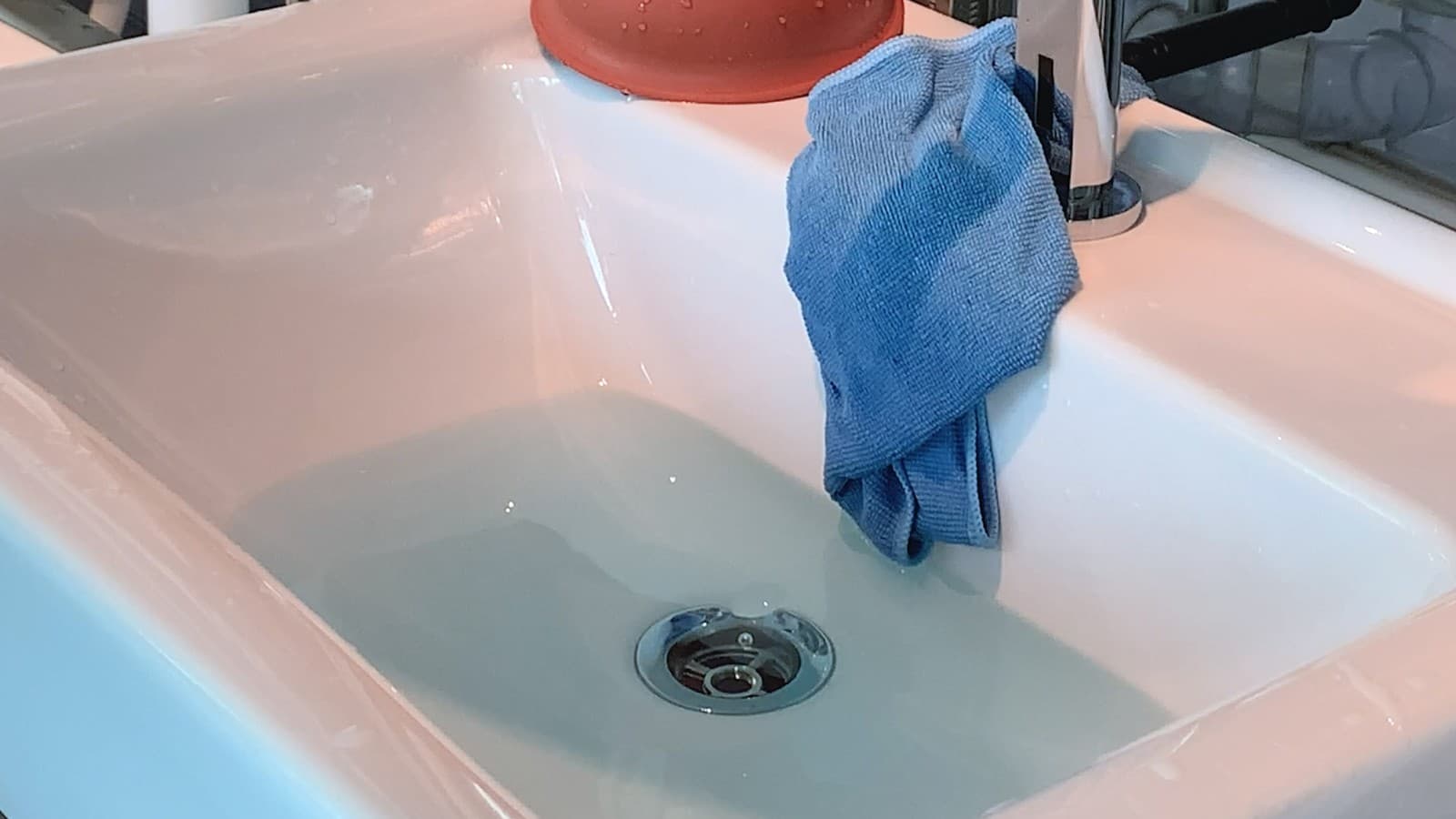 Voda znova odteka Voda znova odteka