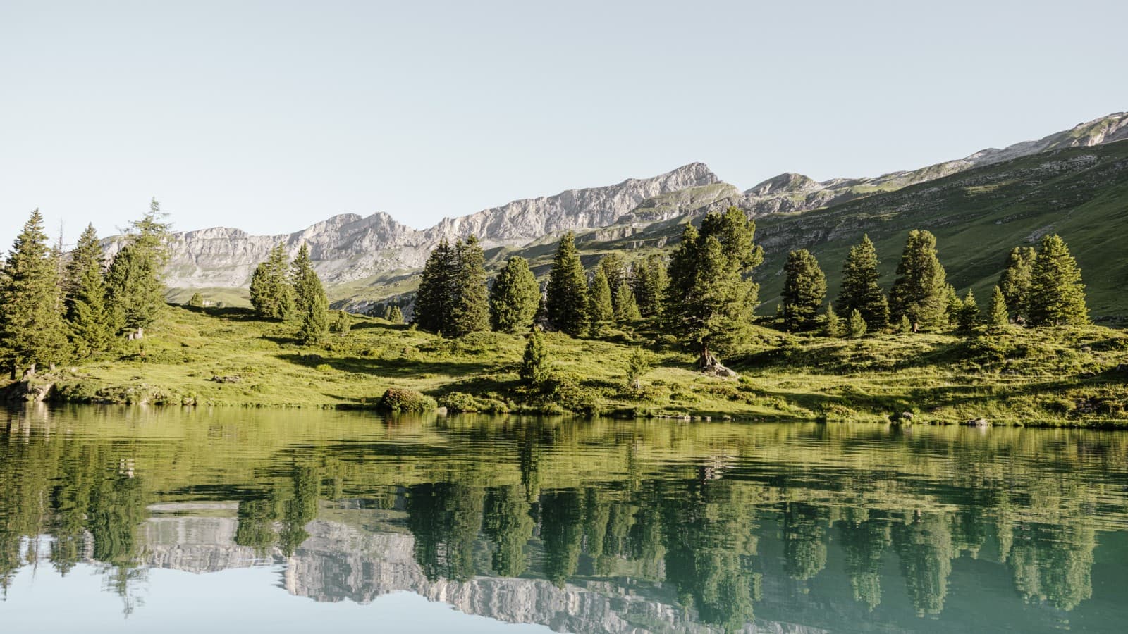 Odsevi v švicarskem gorskem jezeru Engstlensee na 1.835 metrih nadmorske višine. Fotograf: Bruno Augsburger (© Geberit) Odsevi v švicarskem gorskem jezeru Engstlensee na 1.835 metrih nadmorske višine. Fotograf: Bruno Augsburger (© Geberit)
