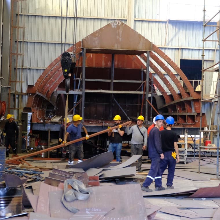 Ladjedelnica ADA Yachting v Bodrumu je zelo dejavna. Gradnja jahte zahteva visoko usposobljene delovne sile in traja dobri dve leti. (© Serkan Ali Çiftçi) Ladjedelnica ADA Yachting v Bodrumu je zelo dejavna. Gradnja jahte zahteva visoko usposobljene delovne sile in traja dobri dve leti. (© Serkan Ali Çiftçi)