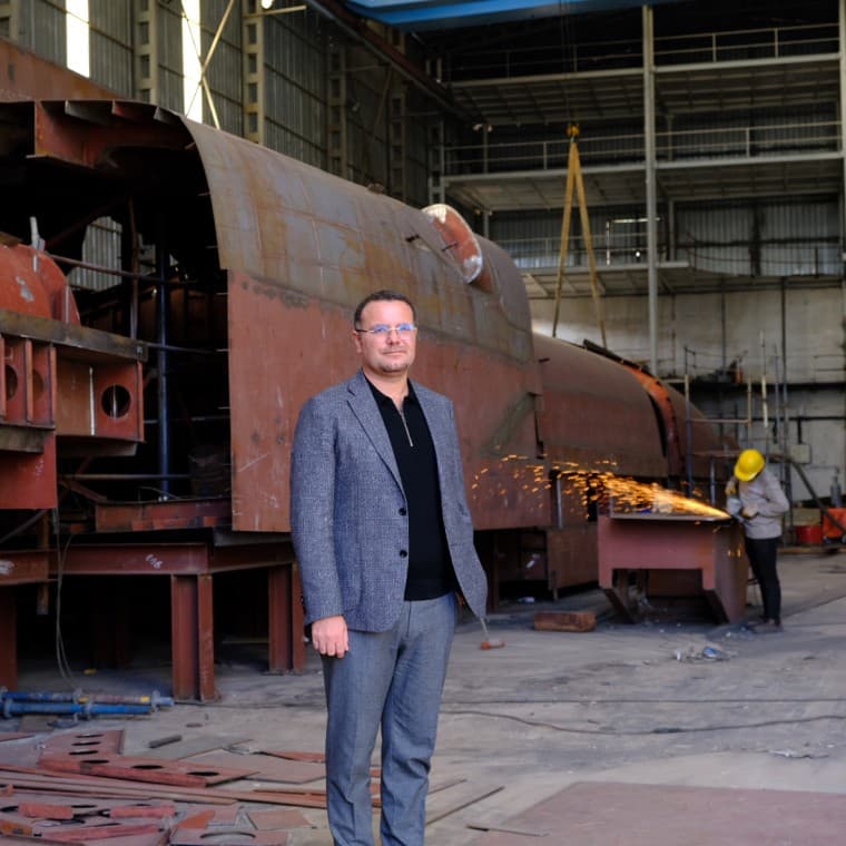 Generalni direktor Onun Tekir v eni od delavnic v ladjedelnici ADA Yachting v Bodrumu. Tukaj se gradi 50-metrska jahta za italijanskega kupca. (© Serkan Ali Çiftçi) Generalni direktor Onun Tekir v eni od delavnic v ladjedelnici ADA Yachting v Bodrumu. Tukaj se gradi 50-metrska jahta za italijanskega kupca. (© Serkan Ali Çiftçi)