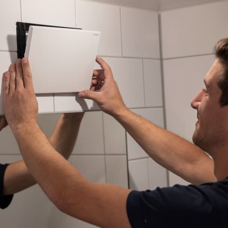 Geberitova pokrivna plošča za enote za izpiranje higiene v beli alpski barvi Geberitova pokrivna plošča za enote za izpiranje higiene v beli alpski barvi