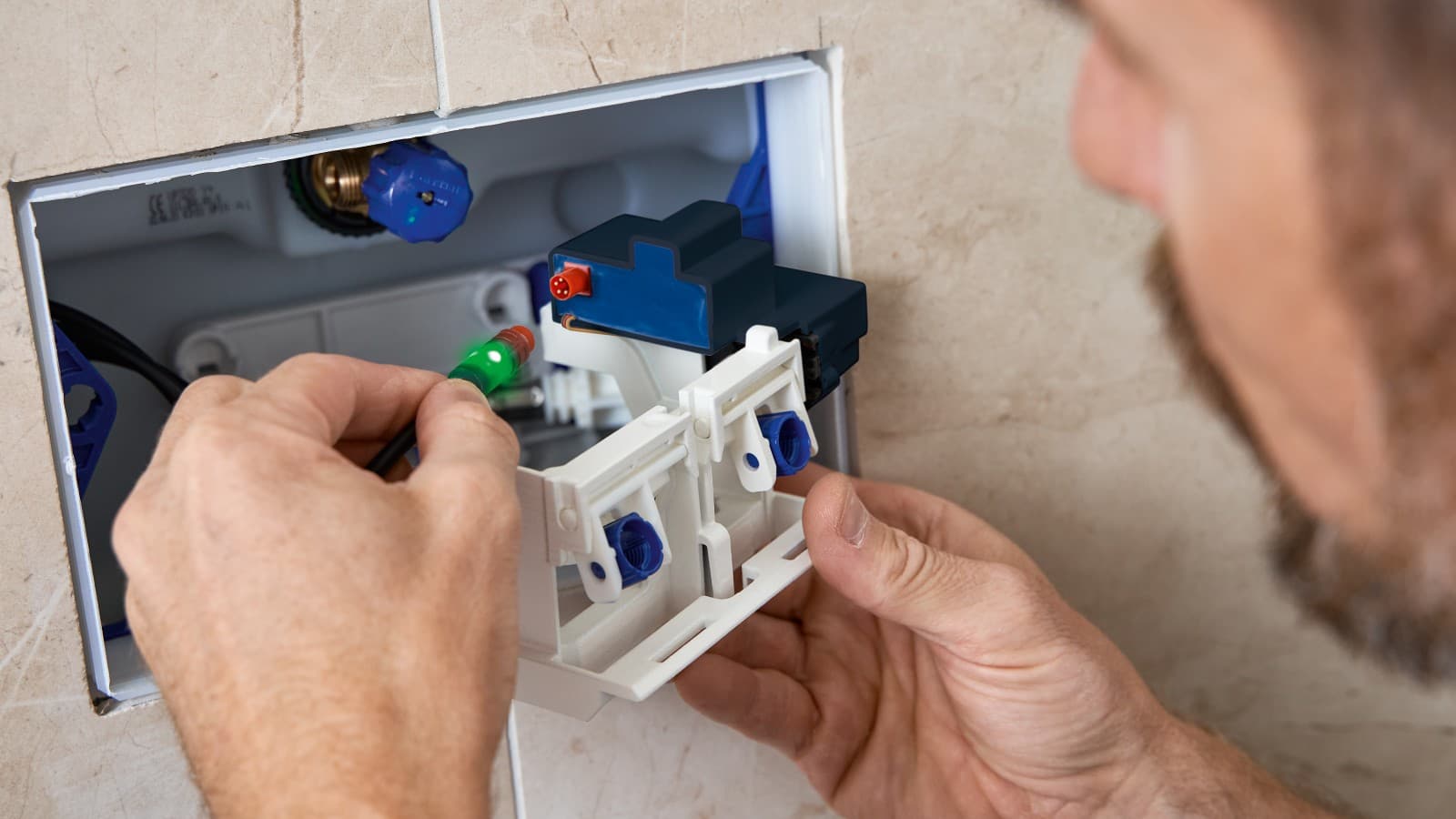 Namestitev enote za higiensko splakovanje Geberit HS05 (© Geberit) Namestitev enote za higiensko splakovanje Geberit HS05 (© Geberit)